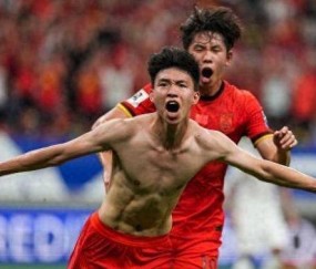 19场10球！王钰栋获法甲8冠队青睐，范志毅：他能踢大巴黎
